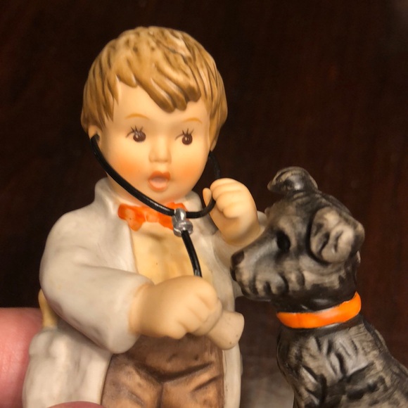 Hummel Figurine “The Doctor is in” - Picture 7 of 11